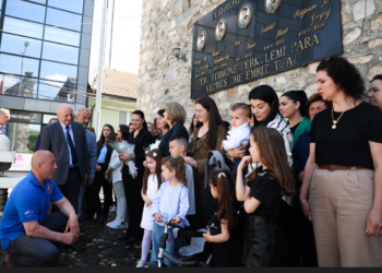 Haradinaj nderon dëshmorët dhe martirët e Deçanit