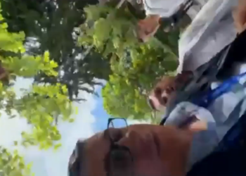 AGK: Sulmohen ekipet e gazetarëve në Zveçan, goditet fizikisht gazetari Burim Zariqi