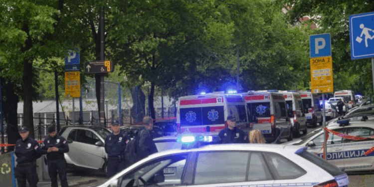 Vriten 8 fëmijë dhe roja në një shkollë fillore në Serbi