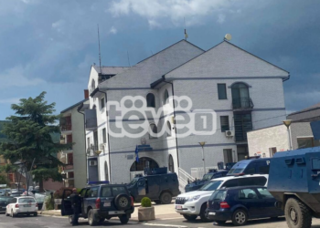 Situatë e qetë në Zubin Potok, Njësia Speciale po qëndron para objektit të komunës