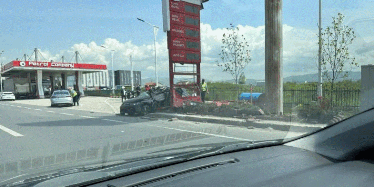 Dy persona të lënduar nga një vetaksident në rrugën Prishtinë – Ferizaj
