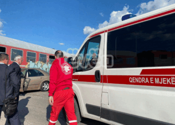 Dy persona të lënduar nga aksidenti mes trenit dhe veturës