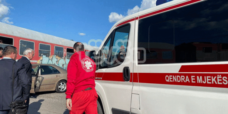 Dy persona të lënduar nga aksidenti mes trenit dhe veturës