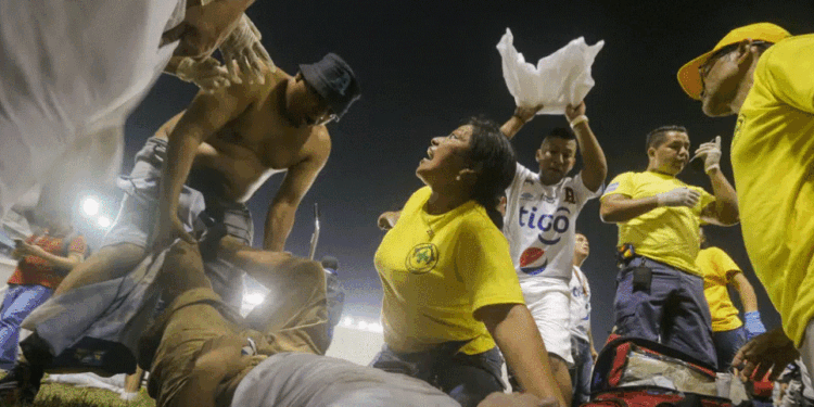 9 të vdekur nga rrëmuja në stadiumin e futbollit në El Salvador