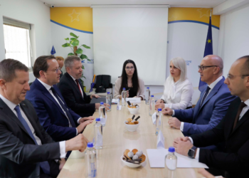 Varhelyi: Asociacioni parakusht për progres në rrugën e Kosovës drejt BE-së