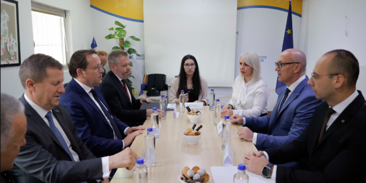 Varhelyi: Asociacioni parakusht për progres në rrugën e Kosovës drejt BE-së