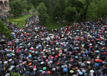Beograd: Dhjetëra mijëra persona protestojnë kundër dhunës