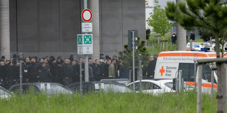 Të shtëna me armë në fabrikën e Mercedesit në Gjermani, dy të vrarë