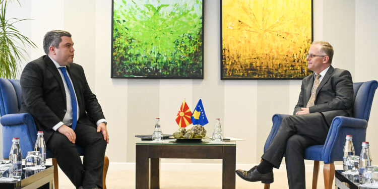 Bislimi takon homologun maqedonas, diskutojnë për forcimin e bashkëpunimit