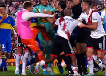 Shtatë kartonë të kuq, gol në minutën e fundit dhe përleshje masive në derbin Boca Juniors – River Plate