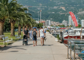 Mali i Zi: 200 euro gjobë për ata që ecin me rroba plazhi në rrugët e Budvës