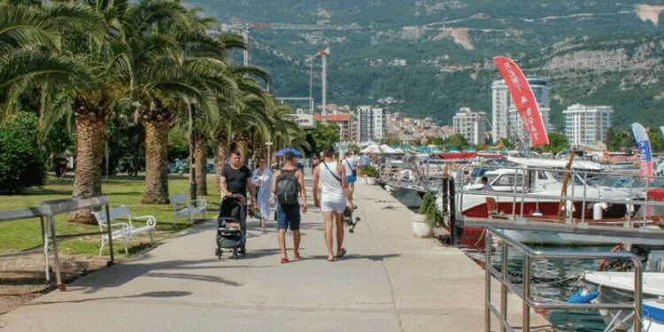 Mali i Zi: 200 euro gjobë për ata që ecin me rroba plazhi në rrugët e Budvës