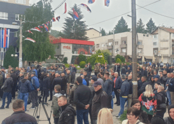 Serbët lokalë mblidhen para komunës në Leposaviq