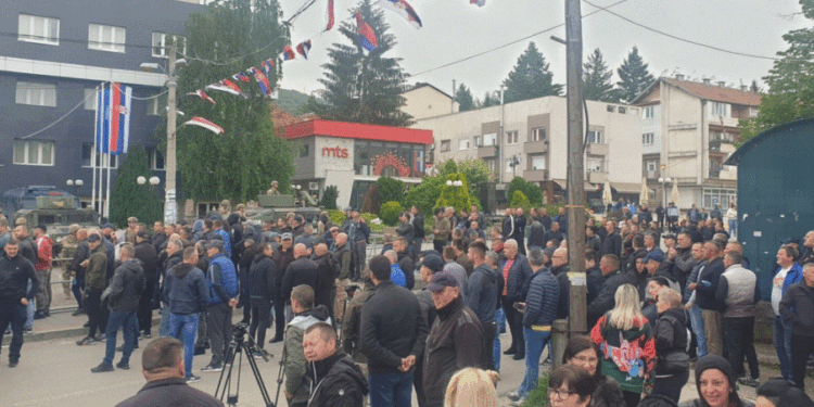 Serbët lokalë mblidhen para komunës në Leposaviq
