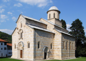 QUINT-i i kërkon urgjentisht qeverisë zbatimin e vendimit për manastirin e Deçanit