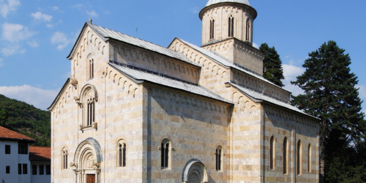 QUINT-i i kërkon urgjentisht qeverisë zbatimin e vendimit për manastirin e Deçanit