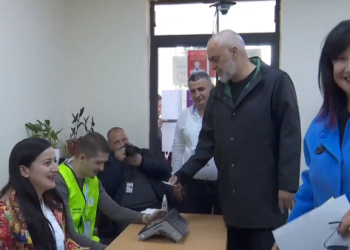 Voton Edi Rama, shoqërohet nga bashkëshortja