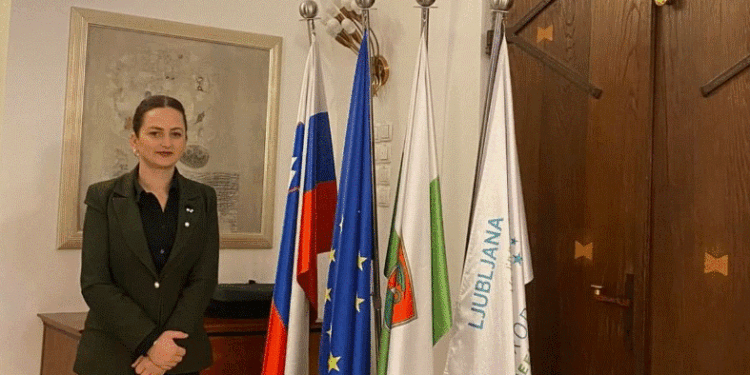 Shkarkohet drejtoresha nga radhët e PDK-së në Komunën e Istogut