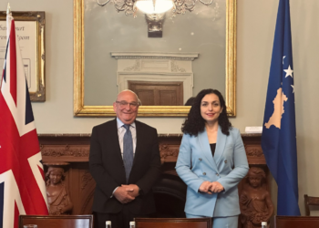 Osmani takohet me emisarin britanik, flasin për dialogun