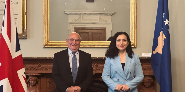 Osmani takohet me emisarin britanik, flasin për dialogun