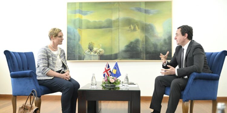 Kurti takoi diplomaten britanike: Marrëveshja e 27 shkurtit duhet të zbatohet e plotë dhe pa kushtëzime