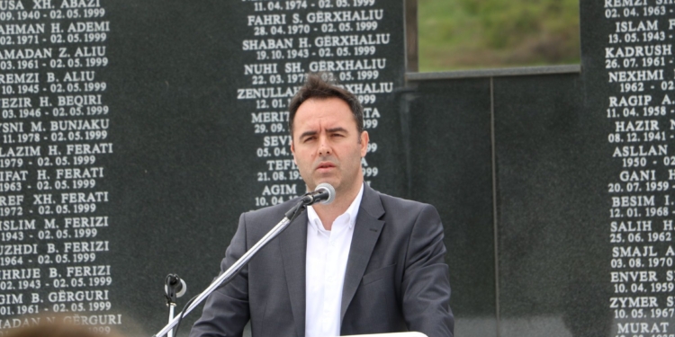 Konjufca: Kriminelët e rekrutuar nga burgjet serbe vranë mbi 120 civilë në fshatrat e Pejës