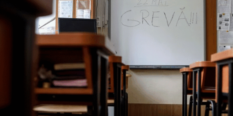 Mësimdhënësit në Rumani hynë në grevë për paga më të mira