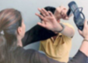 Sulmon anëtarët e familjes dhe demolon orenditë në shtëpi, arrestohet gruaja