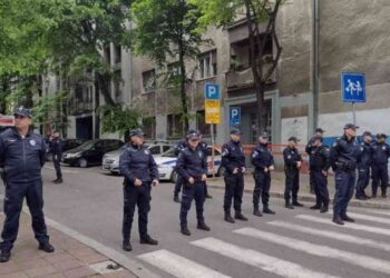 Plagosen me thikë një nxënës dhe një mësues në një shkollë në Beograd