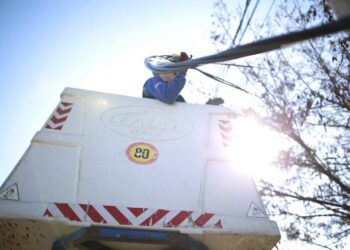 Lëndohet shoferi i kamionit, goditi përçuesit e rrymës