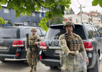 Komandanti i KFOR-it: Të dyja palët duhet të marrin përgjegjësi për atë që ndodhi në Zveçan