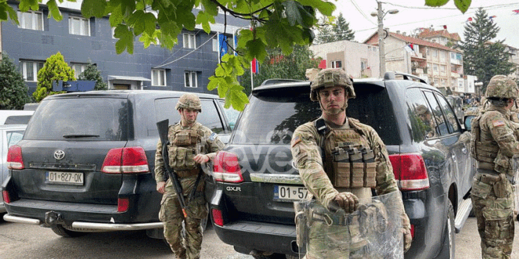 Komandanti i KFOR-it: Të dyja palët duhet të marrin përgjegjësi për atë që ndodhi në Zveçan