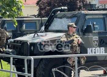 Situata në Leposaviq e qetë, protestuesit vendosin çadra e lëshojnë muzikë serbe