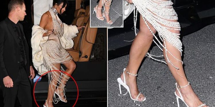 Kim Kardashianit i prishet fustani dhe perlat i shkapërderdhen në tok pas Met Gala 2023