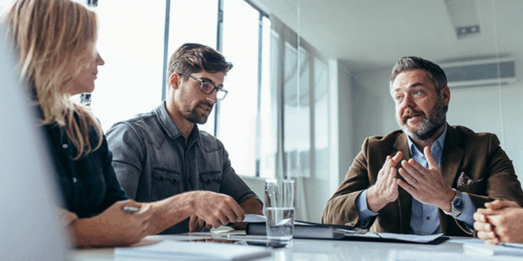 Sjellja me kolegët që nuk ndalen së foluri