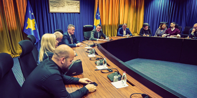 Kurti e Rashiqi takojnë pjesëtarët e komunitetit goran, flasin për brengat e punësimit