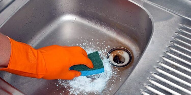 Mënyra e duhur për pastruar thellësisht lavamanin e kuzhinës