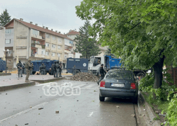 Policia largon barrikadat e vendosura në Leposaviq