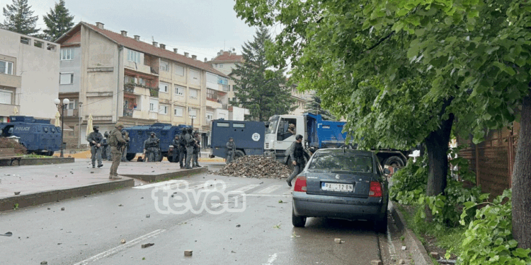 Policia largon barrikadat e vendosura në Leposaviq