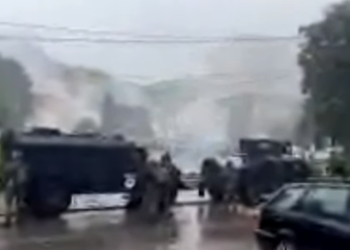 Qytetarët serbë në Leposaviq nuk i binden Policisë, i gjuajnë me gurë