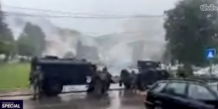 Qytetarët serbë në Leposaviq nuk i binden Policisë, i gjuajnë me gurë