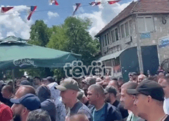 Protestuesit serbë thërrasin kryetarin e Leposaviqit të dalë nga objekti i komunës