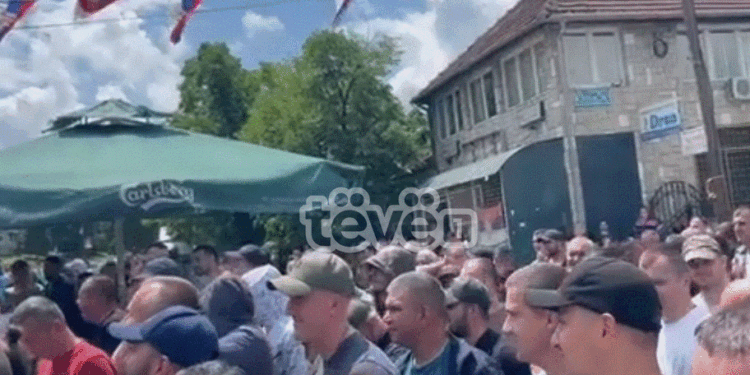 Protestuesit serbë thërrasin kryetarin e Leposaviqit të dalë nga objekti i komunës