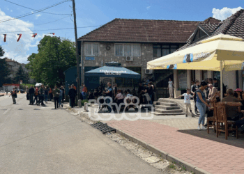 Situata në Leposaviq e qetë, protestuesit vendosin çadra e lëshojnë muzikë serbe