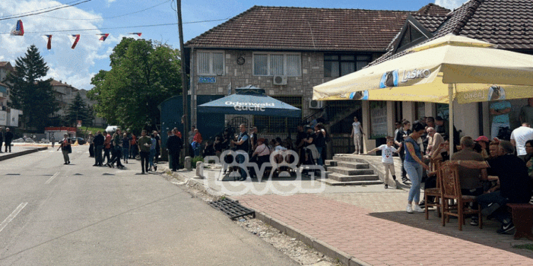 Situata në Leposaviq e qetë, protestuesit vendosin çadra e lëshojnë muzikë serbe