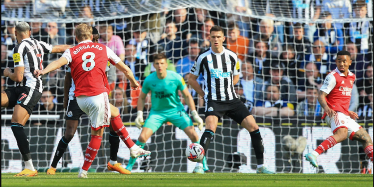 Arsenali kthen me këmbë në tokë Newcastle