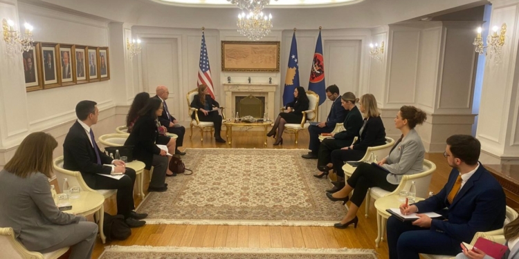 Osmani takohet me Samantha Power