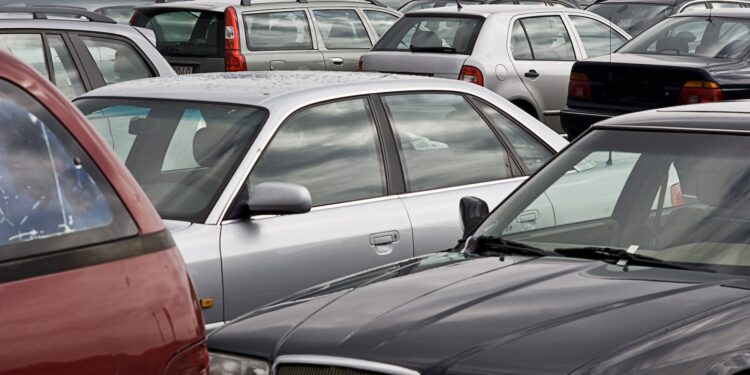 Lë veturën hapur në parking, nuk e gjen më