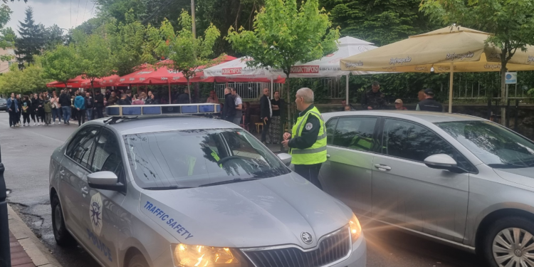 Lëndohet një zyrtar policor në veri