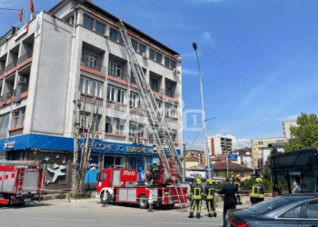 Policia e zjarrfikësit intervenojnë në fasadën e Shtëpisë së Evropës